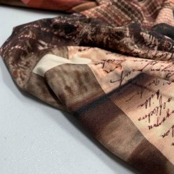 Viskosejersey med collage af avis, hndskrift og grafik - pr. 0,25 meter